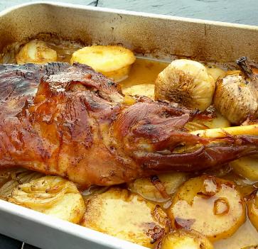 Paletilla de cordero asada con patata panadera 2 p